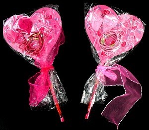SET DE ACCESORIOS PARA EL PELO NI&Ntilde;A EN CORAZ&Oacute;N (12 uds.)