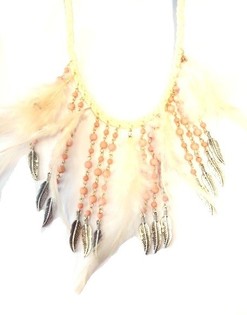 Collar Salm&oacute;n con cuentas y plumas (1 ud)
