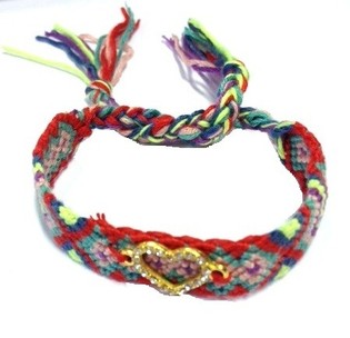 Pulsera Trenzada Multicolor Estilo Ibiza con Coraz&oacute;n de Estr&aacute;s (1 ud.)